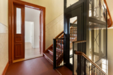 Treppenhaus - Historischer Luxus – 2 Balkone – Toplage