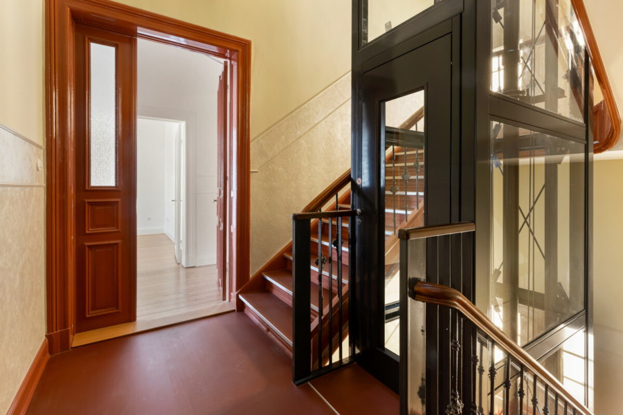 Historischer Luxus – 2 Balkone – Toplage - Treppenhaus (907)