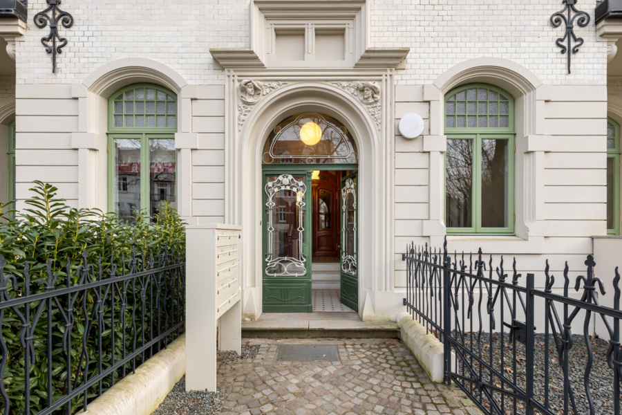 Historischer Luxus – 2 Balkone – Toplage - Hauseingang (905)