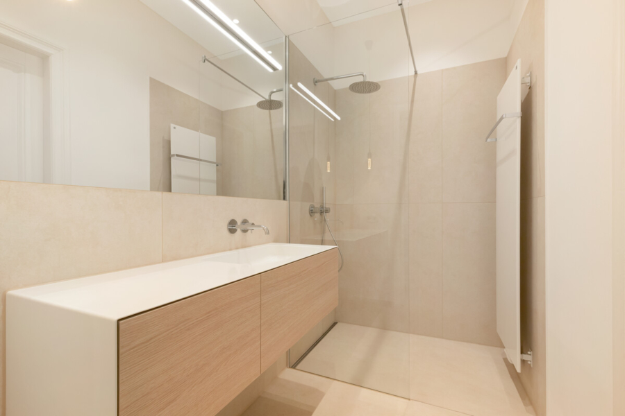 Historischer Luxus – 2 Balkone – Toplage - Bad (919)