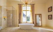 Vollbad mit separater Dusche
