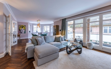 Großzügige Eigentumswohnung im ersten Obergeschoss - Wohnzimmer (221)