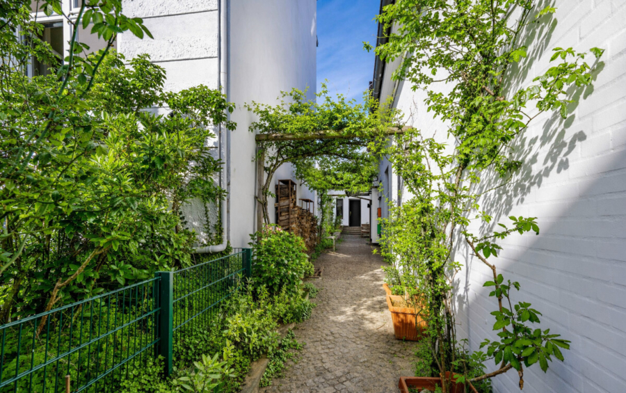 150 Meter bis zur Elbe - Laubengang (6520)