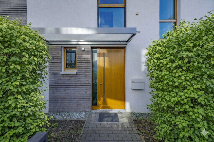 Wohnen in Blankenese mit der Familie - Haustür (7117)