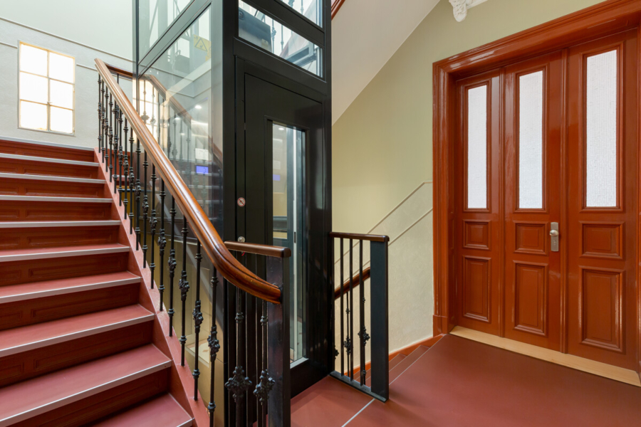 Großzügiges Designaparment mit Zuhause-Charakter - Treppenhaus (892)