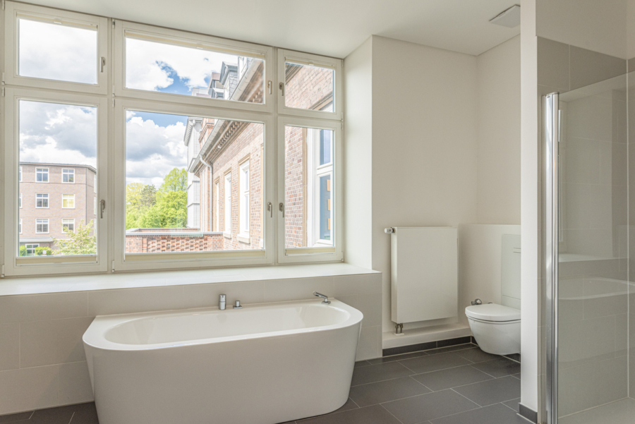 Vollbad mit separater Dusche